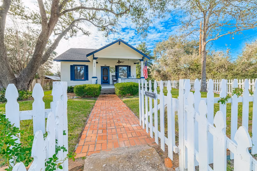 Photo 2 of 724 S Tesch Street, Bellville, TX