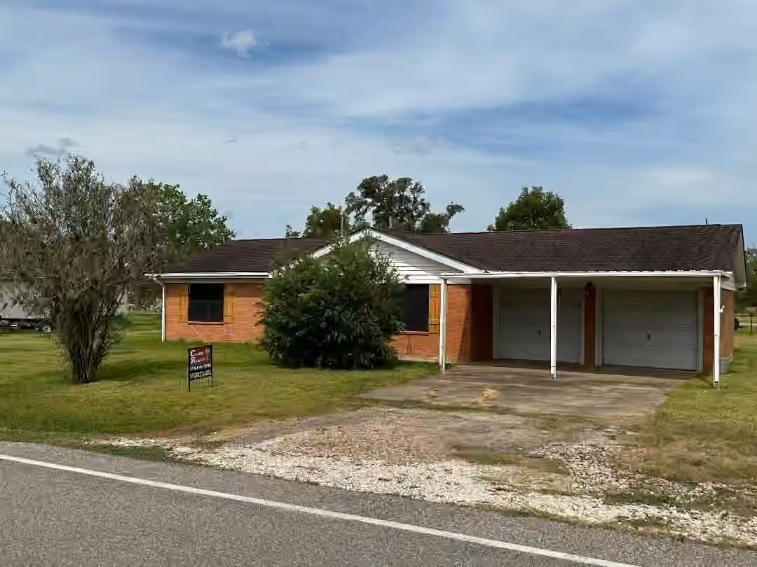 Photo of 304 Edgewater Drive, Clute, TX