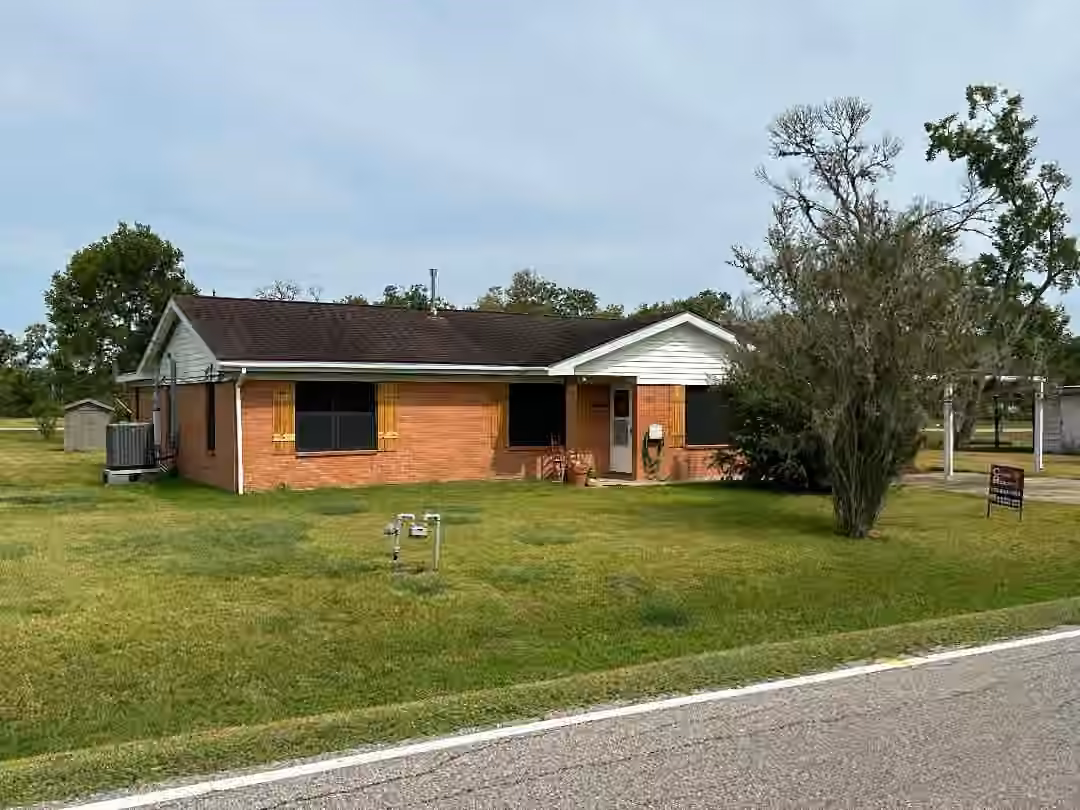Photo 2 of 304 Edgewater Drive, Clute, TX