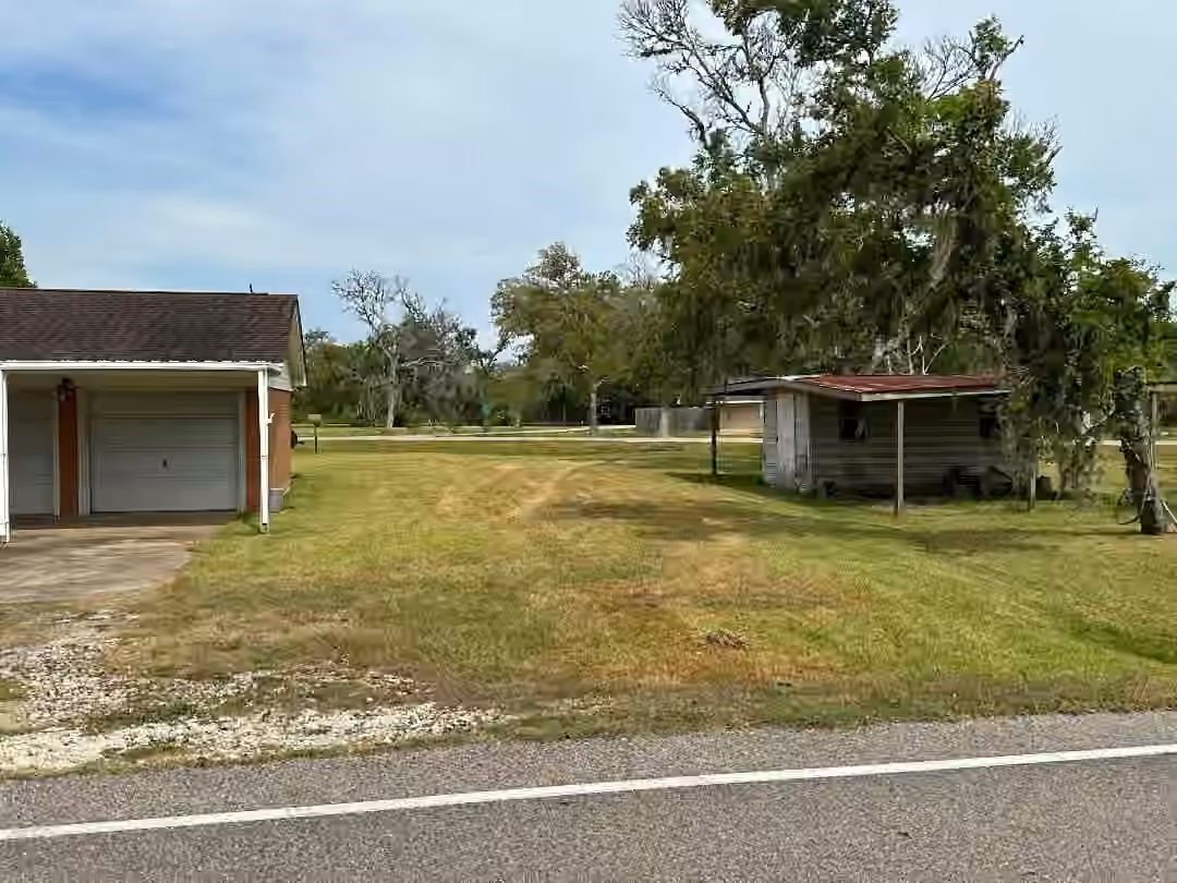 Photo 4 of 304 Edgewater Drive, Clute, TX