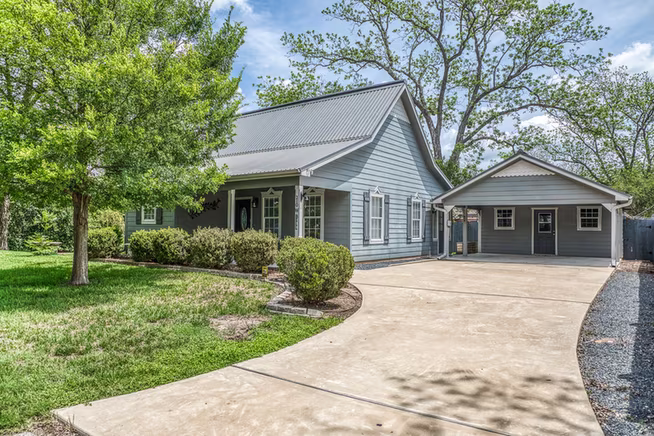 Photo of 210 W Bell Street, Fayetteville, TX