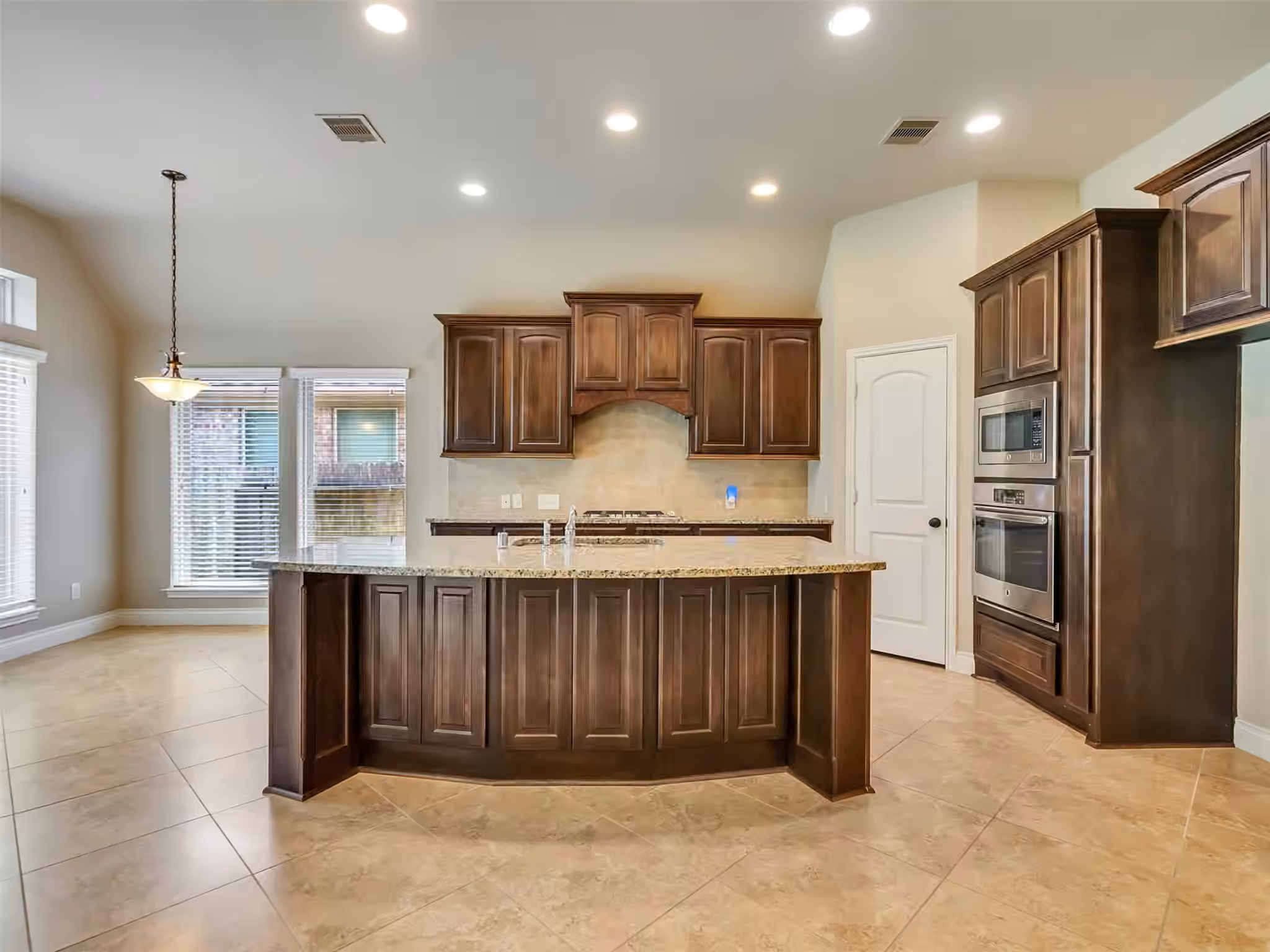 Photo 4 of 4131 N Creekmont Drive, Fresno, TX