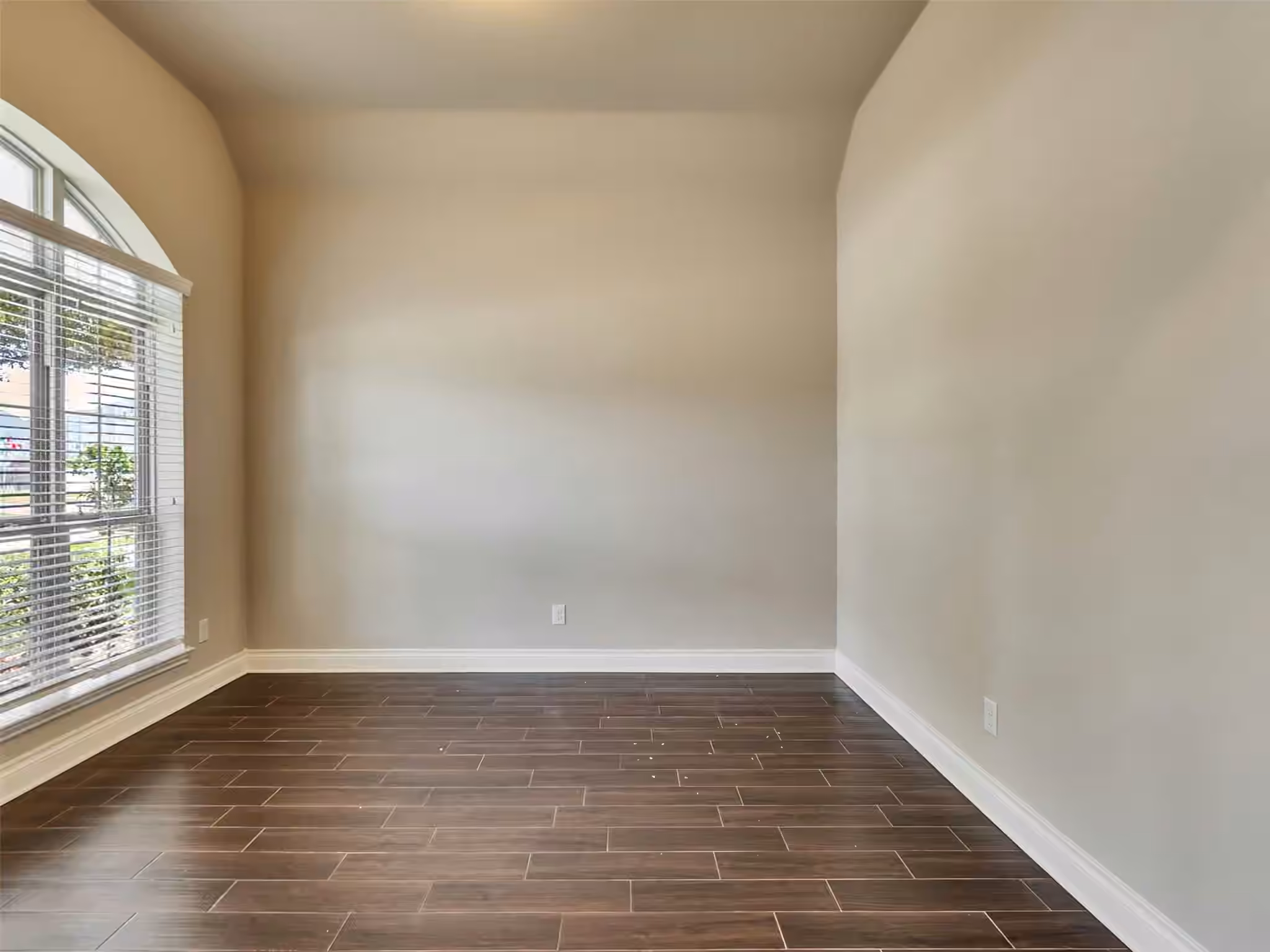 Photo 7 of 4131 N Creekmont Drive, Fresno, TX
