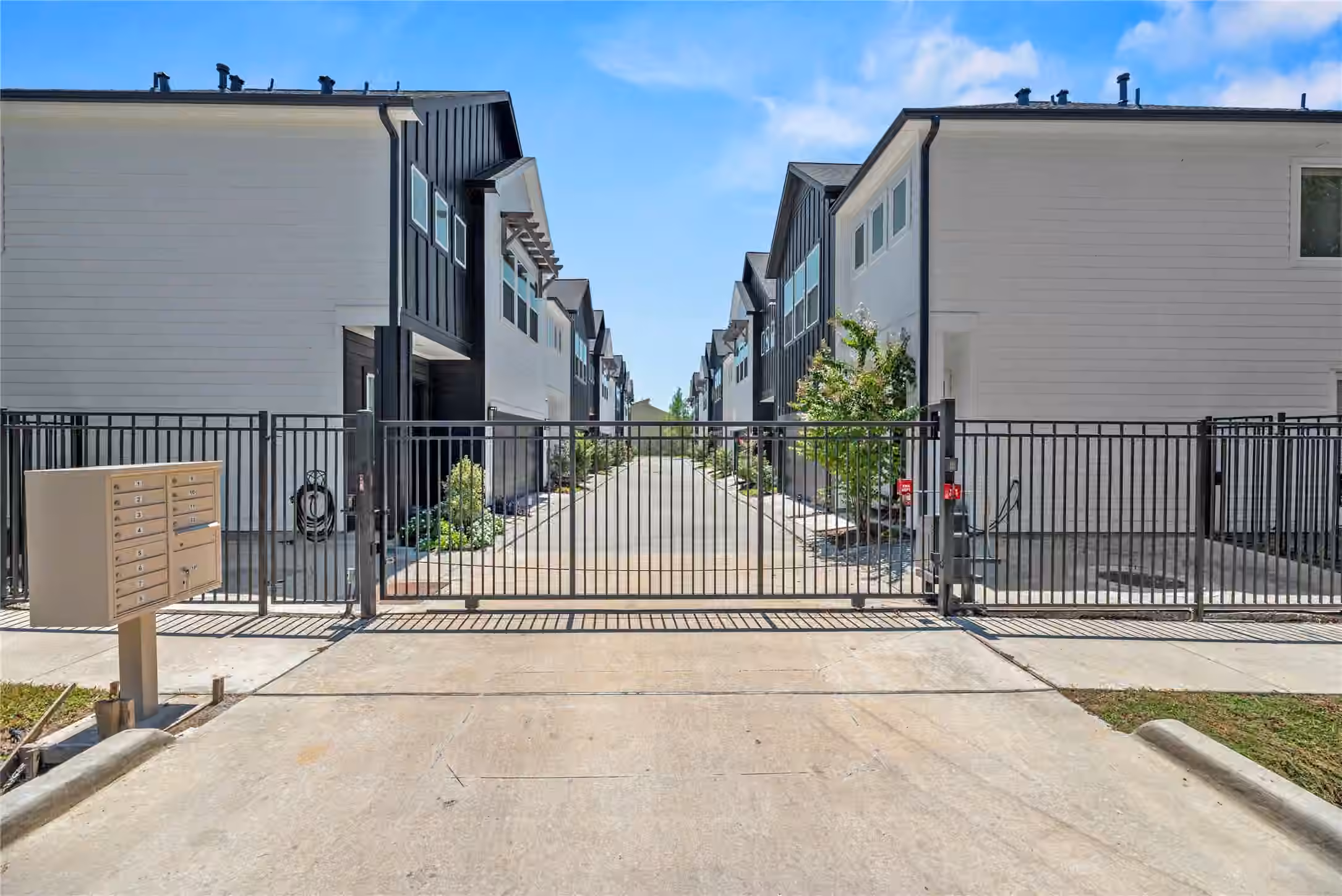 Photo 2 of 869 Mansfield Street E, Houston, TX