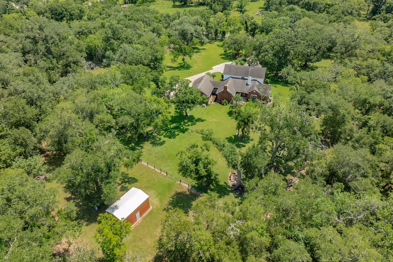 Photo 3 of 1635 Bayou Drive, Lake Jackson, TX