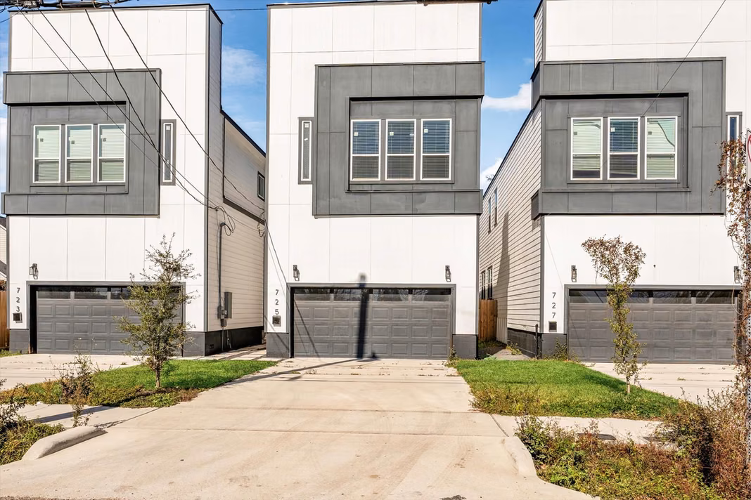 Photo 2 of 727 E 37th Street, Houston, TX