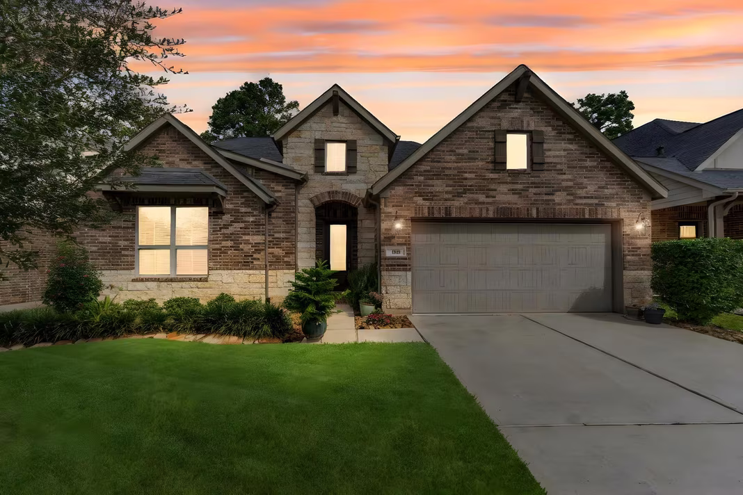 Photo 2 of 1015 Ginger Glade Lane, Pinehurst, TX
