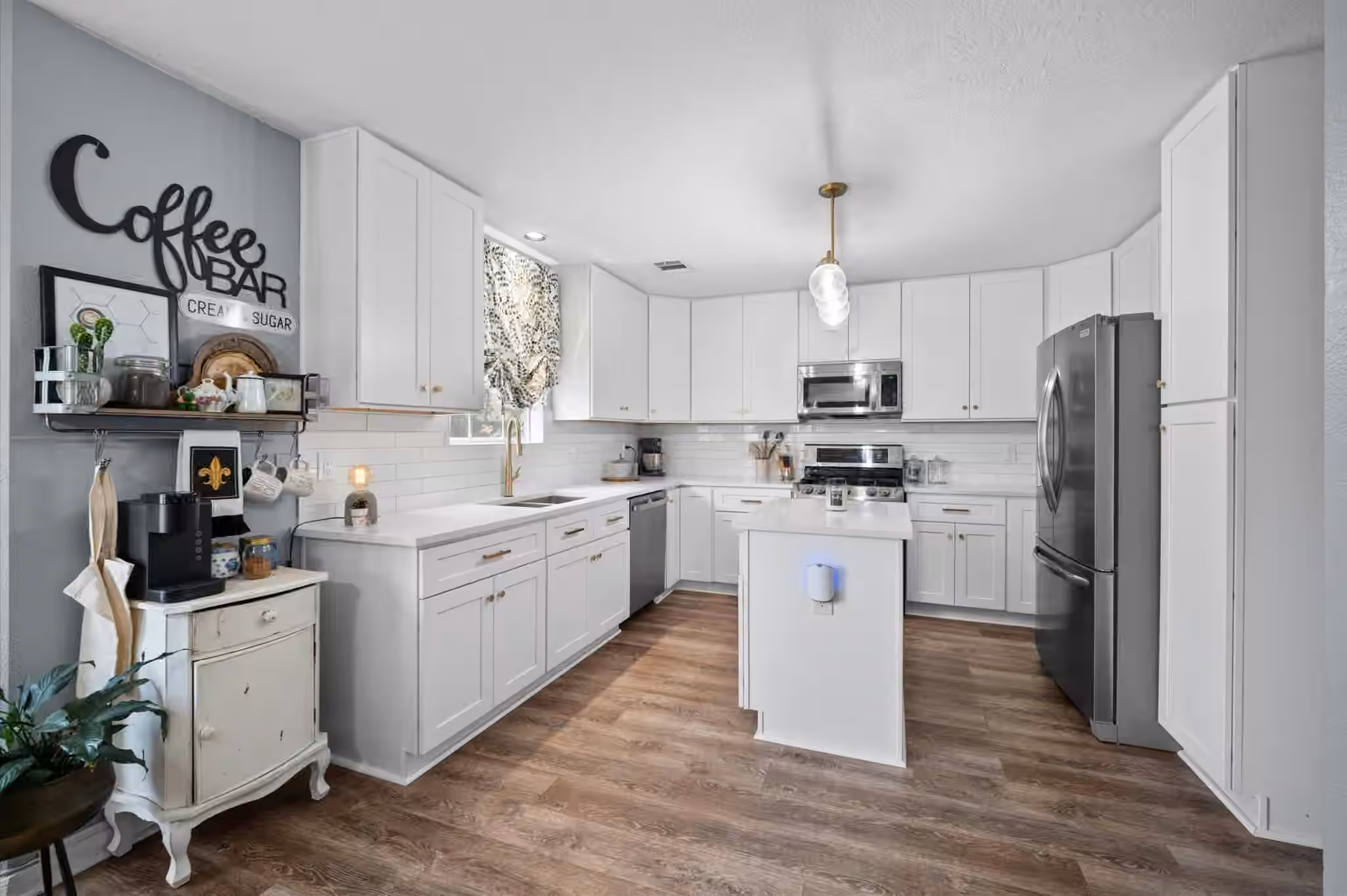 Photo 2 of 11906 Helene Court, Pinehurst, TX