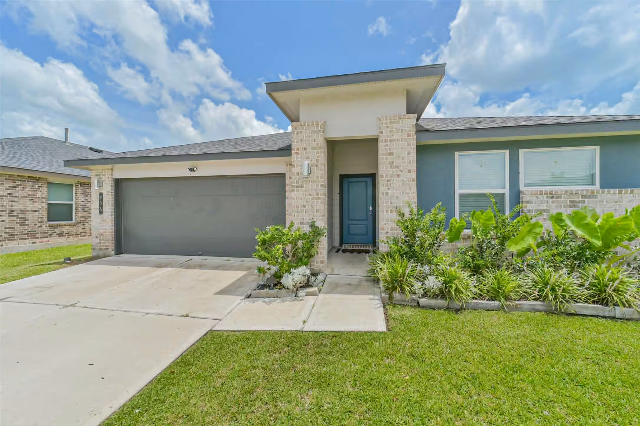 Photo 3 of 906 Dairy Prairie Drive, Rosharon, TX