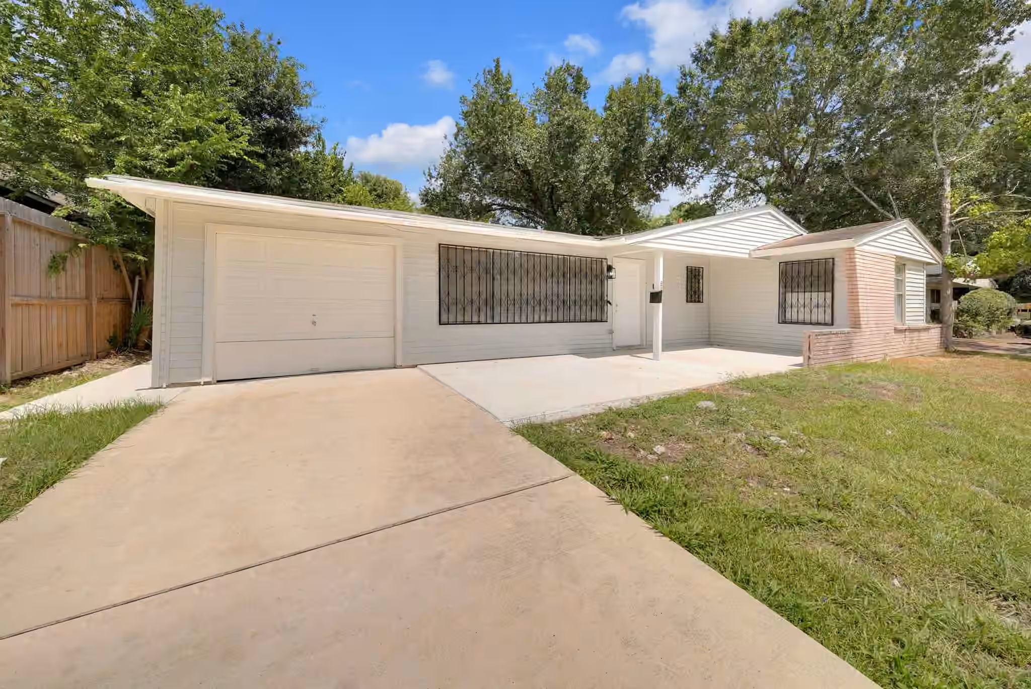 Photo 2 of 5831 Lyndhurst Street, Houston, TX