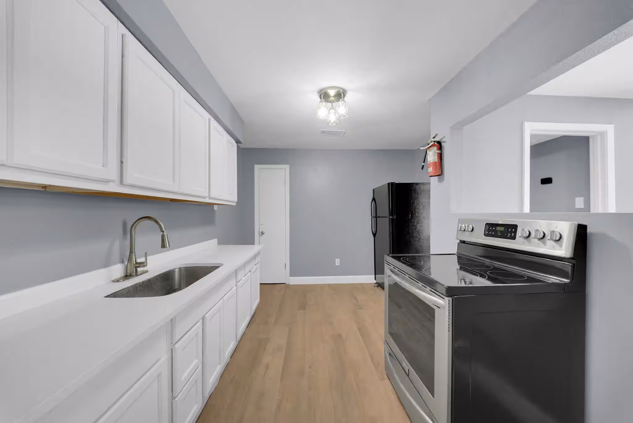 Photo 4 of 5831 Lyndhurst Street, Houston, TX