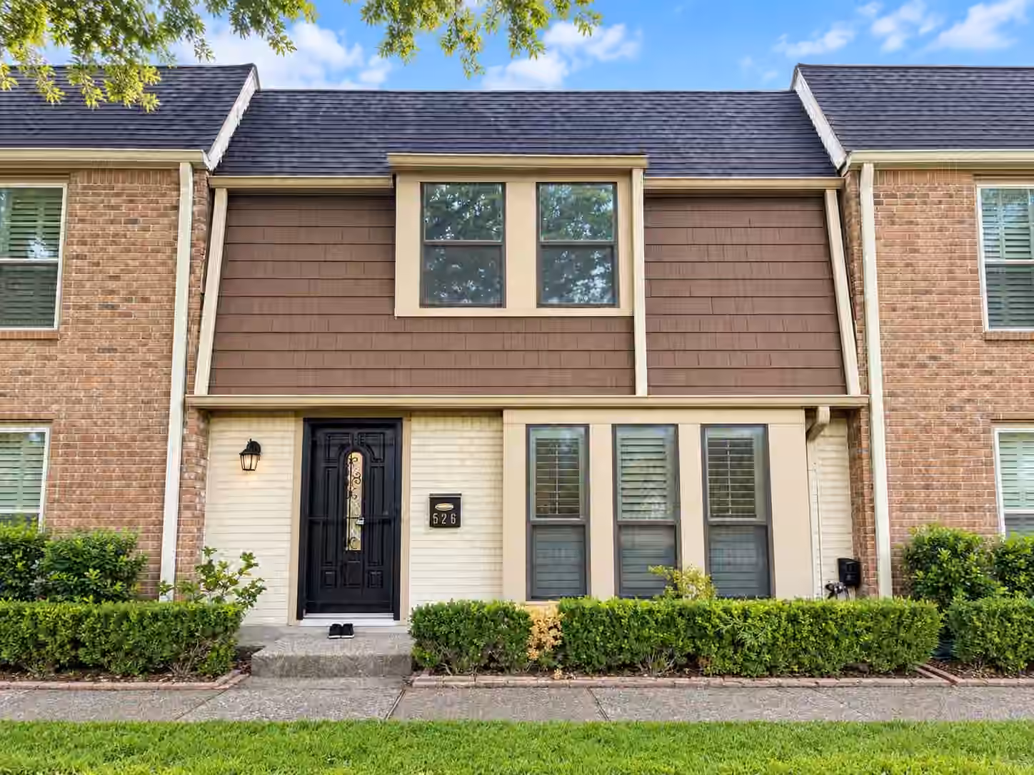 Photo of 526 N Post Oak Lane, Houston, TX 77024