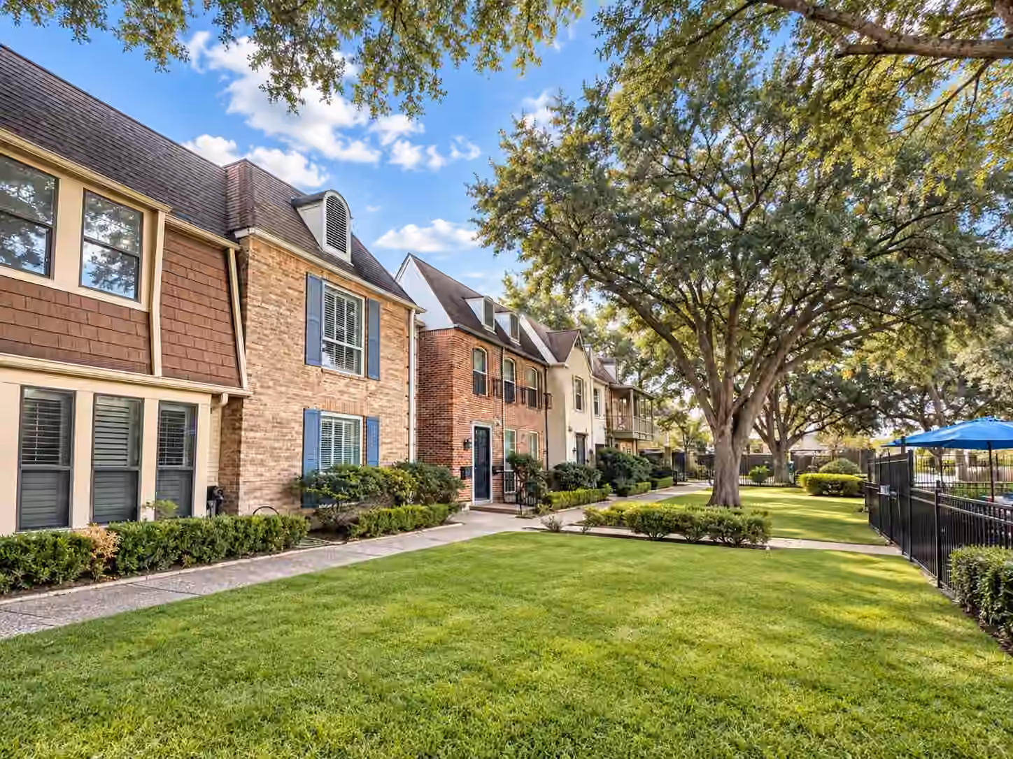 Photo 3 of 526 N Post Oak Lane, Houston, TX