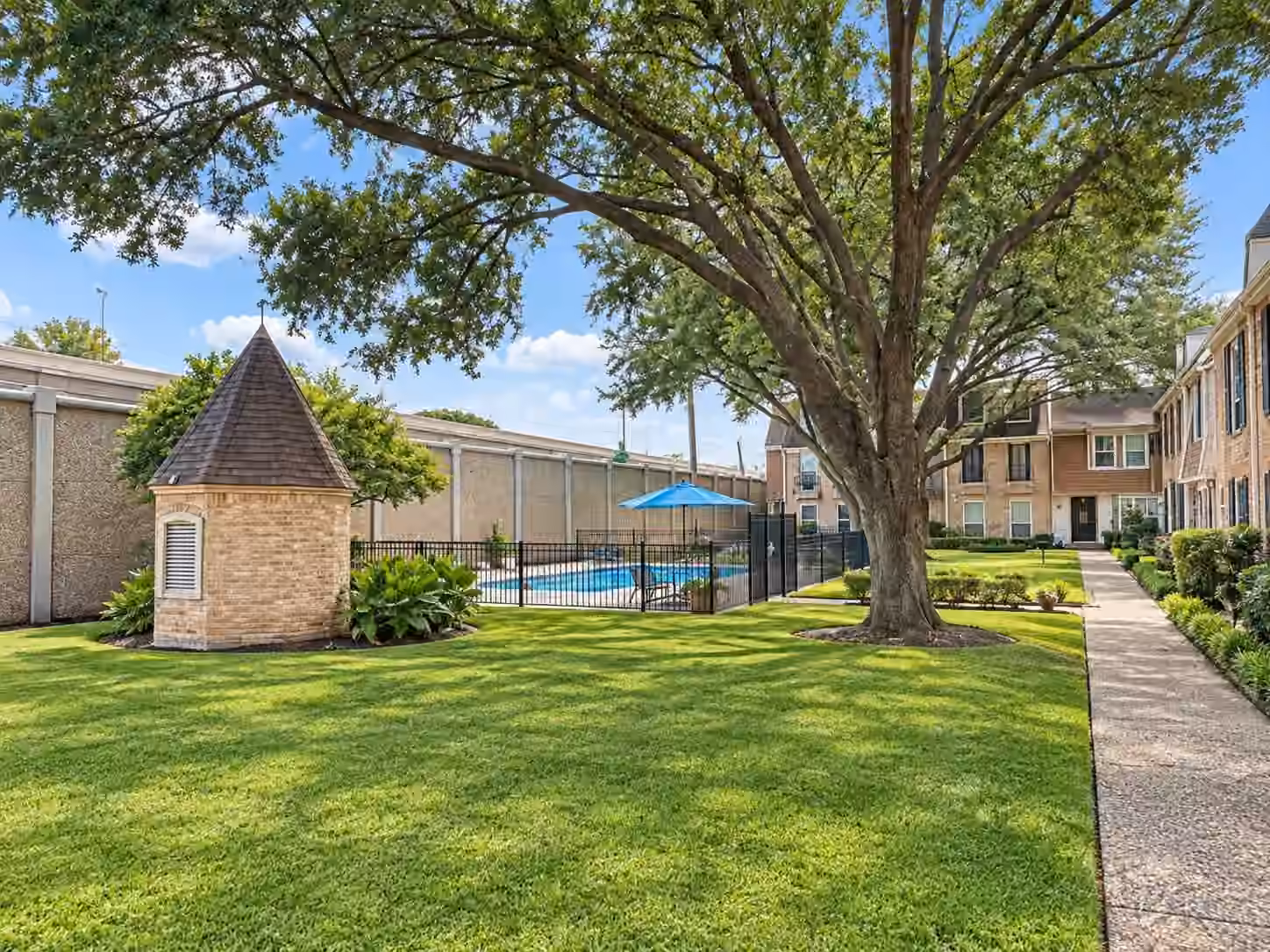 Photo 4 of 526 N Post Oak Lane, Houston, TX