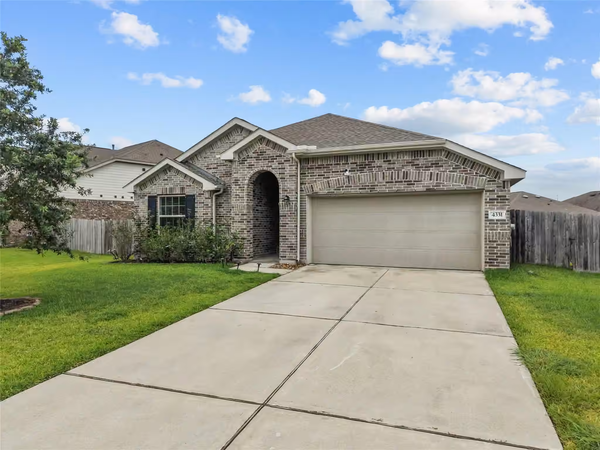 Photo 2 of 4331 Oakdale Mist Drive, Dickinson, TX