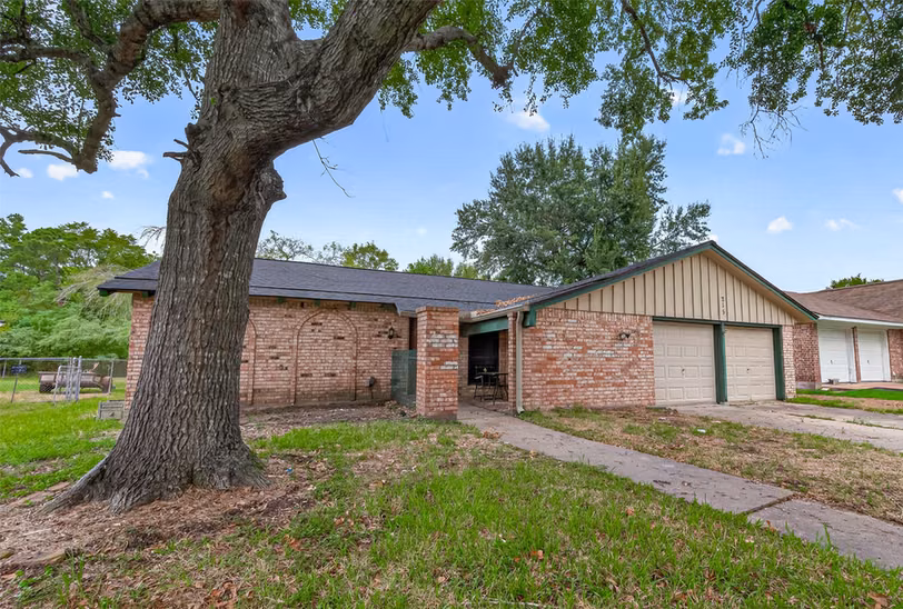 Photo 2 of 215 Crest Hill Drive, Conroe, TX