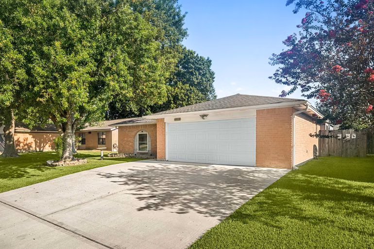Photo 2 of 4918 Valley View Drive, La Porte, TX