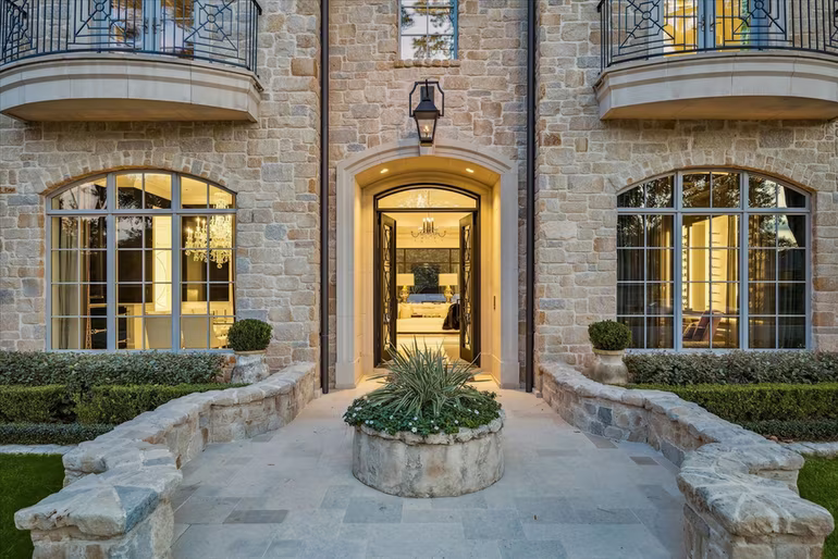 Photo 2 of 220 Merrie Way Lane, Houston, TX