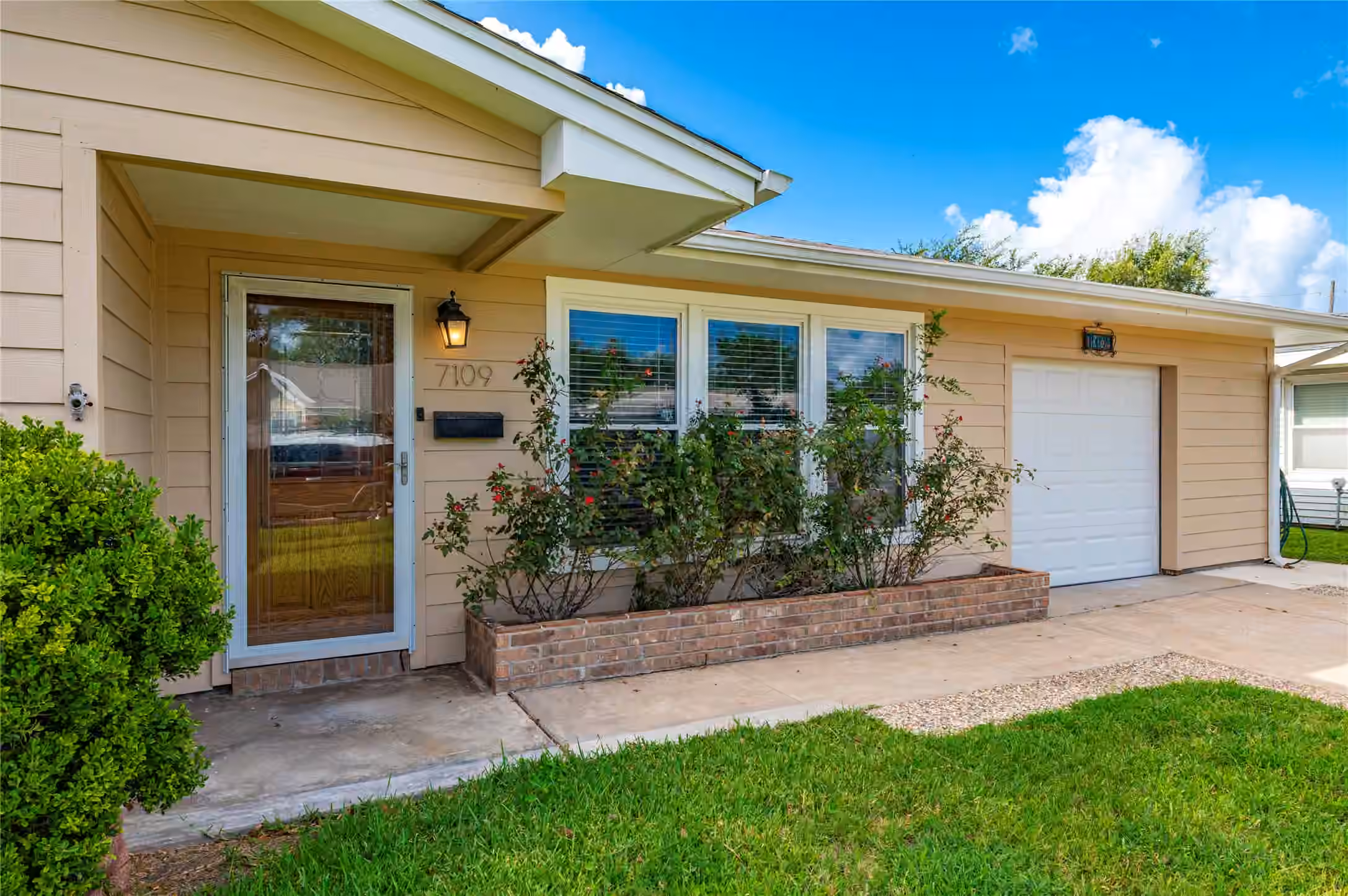 Photo 4 of 7109 Poplar Drive, Galveston, TX