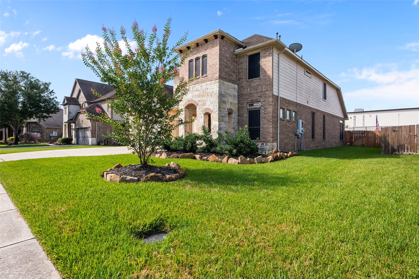Photo 4 of 12411 Emerald Lane, Mont Belvieu, TX