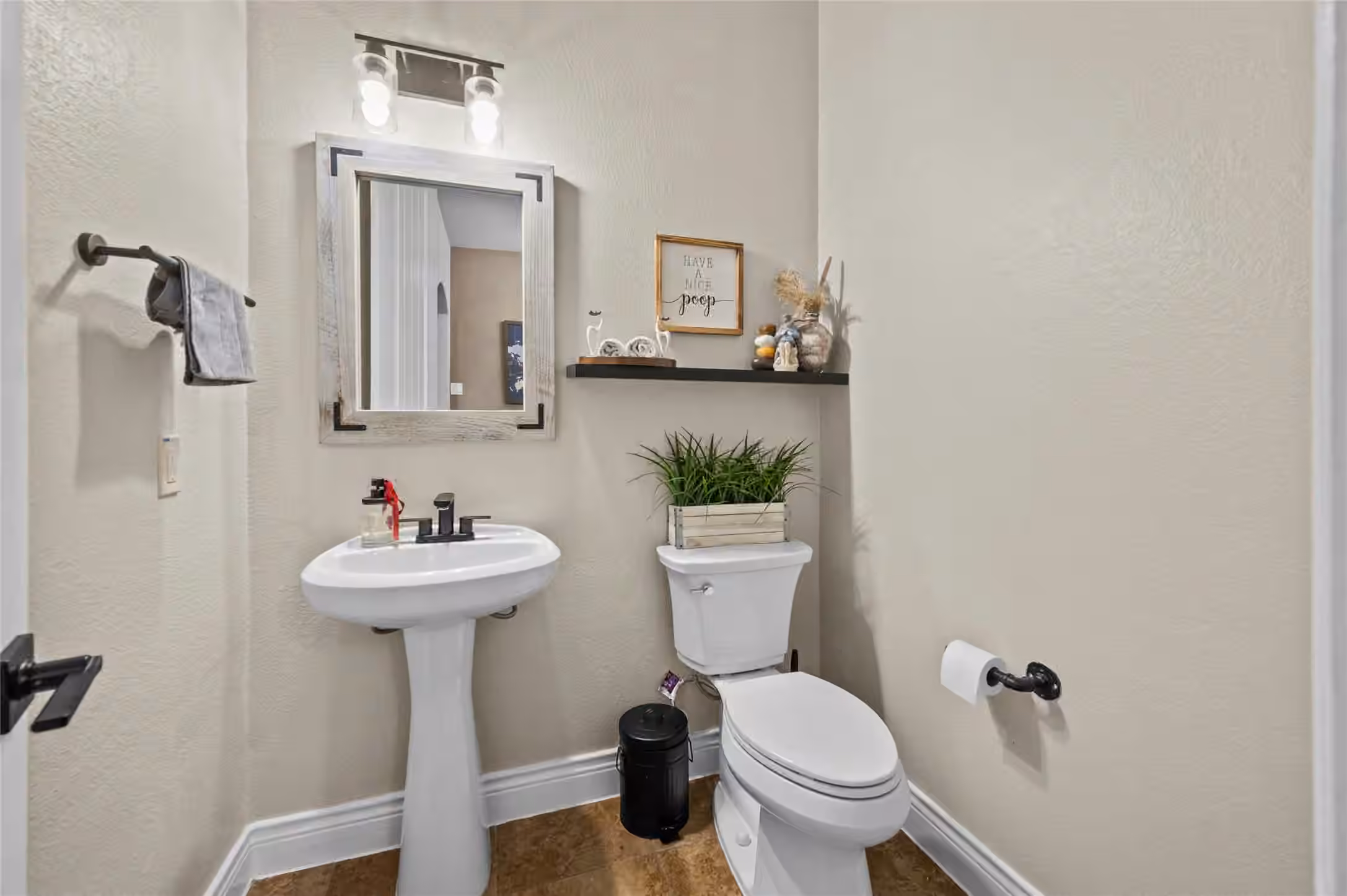 Photo 7 of 12411 Emerald Lane, Mont Belvieu, TX