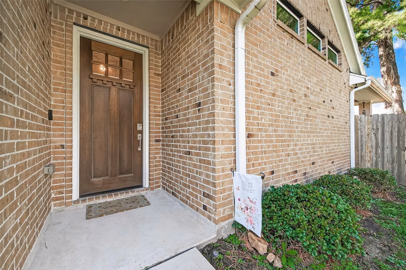 Photo 2 of 2026 Que Manor Drive, Houston, TX