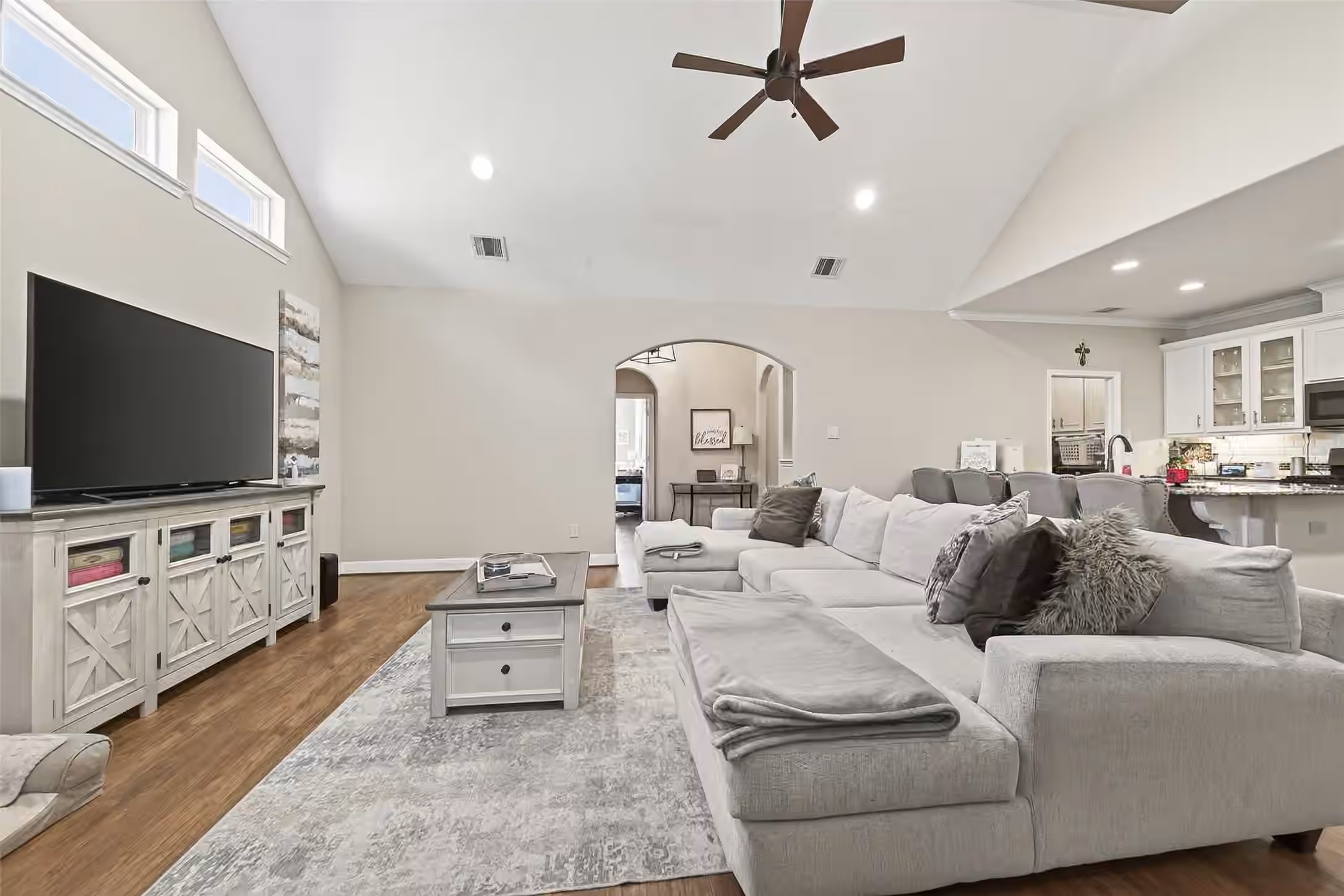 Photo 4 of 2026 Que Manor Drive, Houston, TX
