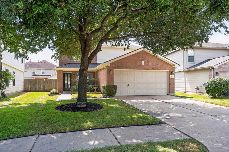 Photo 2 of 29527 S Legends Bend Drive, Spring, TX