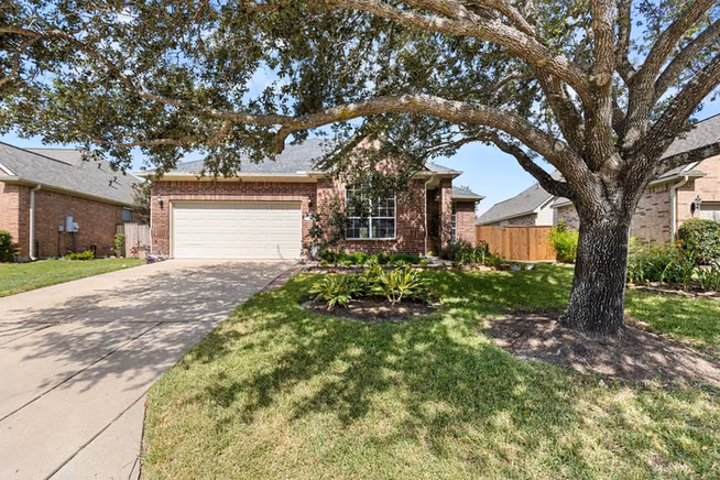 Photo 3 of 2404 S Venice Drive, Pearland, TX