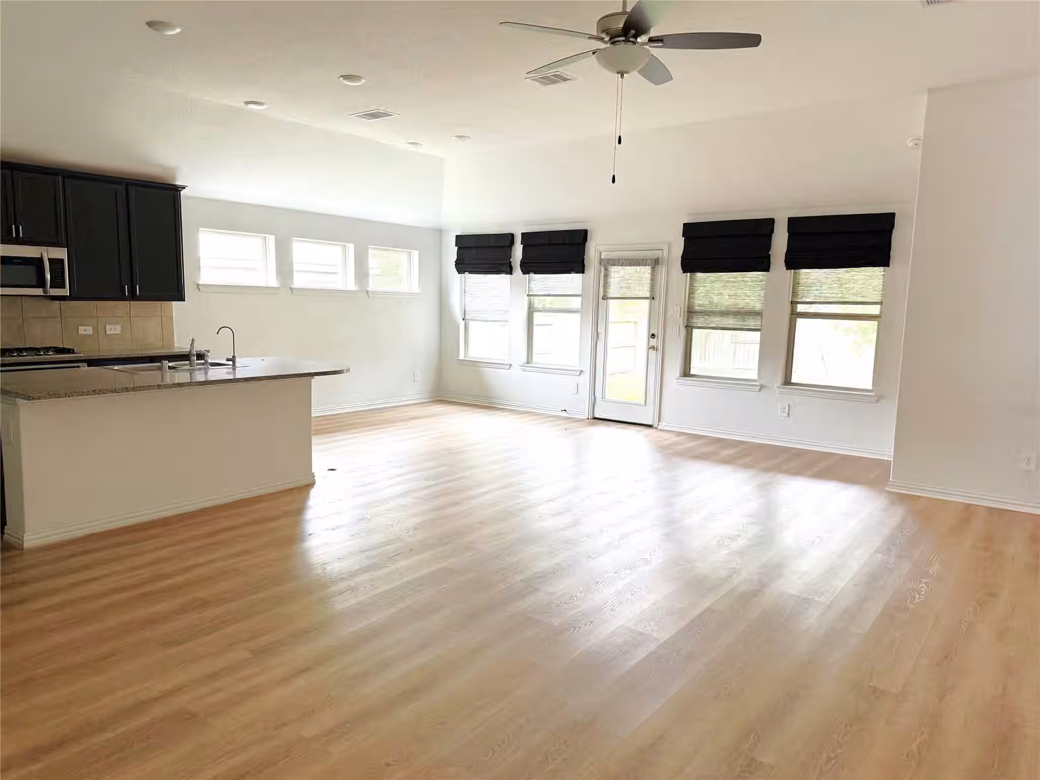 Photo 4 of 240 Scarlet Maple Way, Conroe, TX
