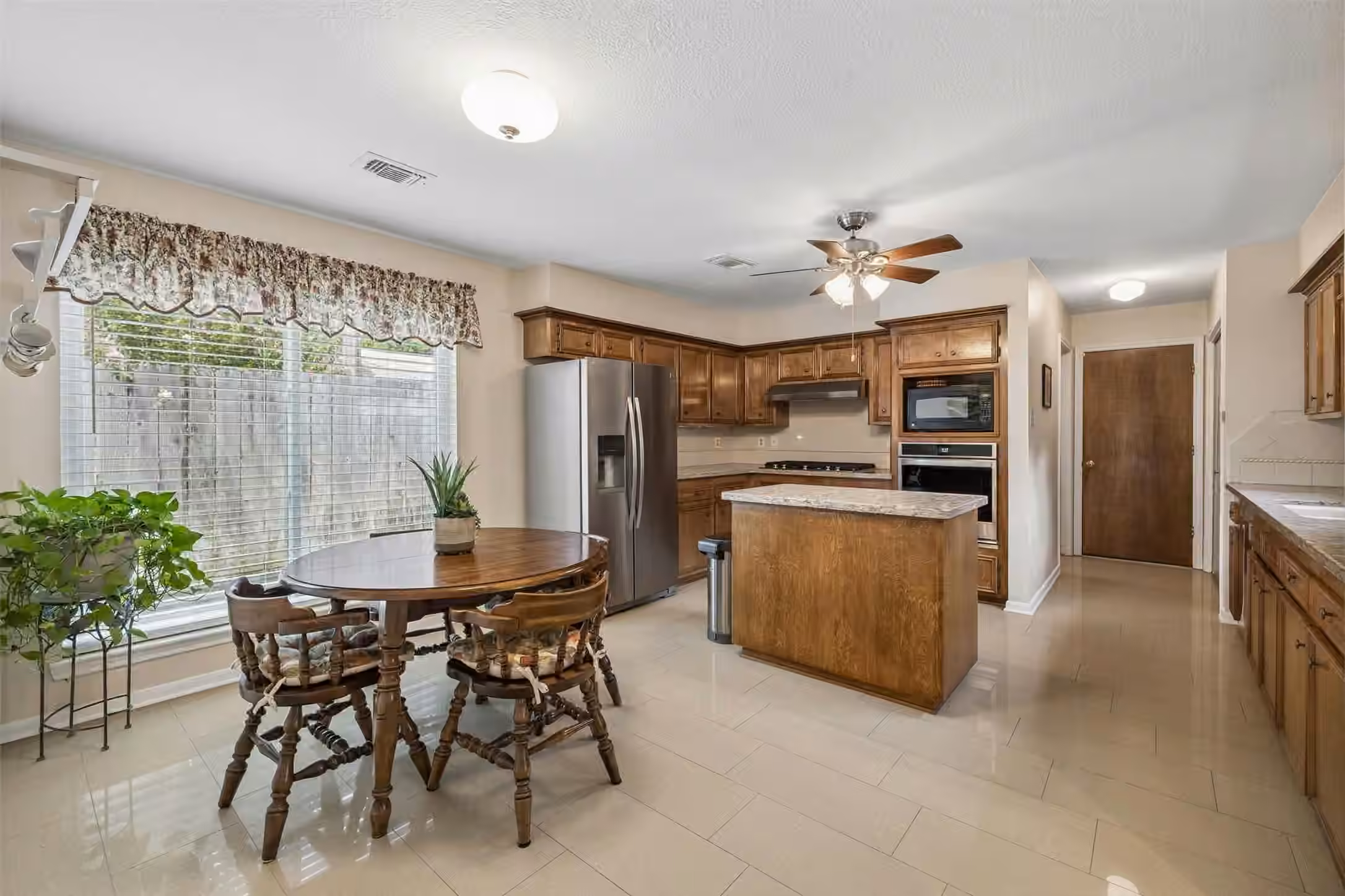 Photo 4 of 12507 Rocky Knoll Drive, Houston, TX