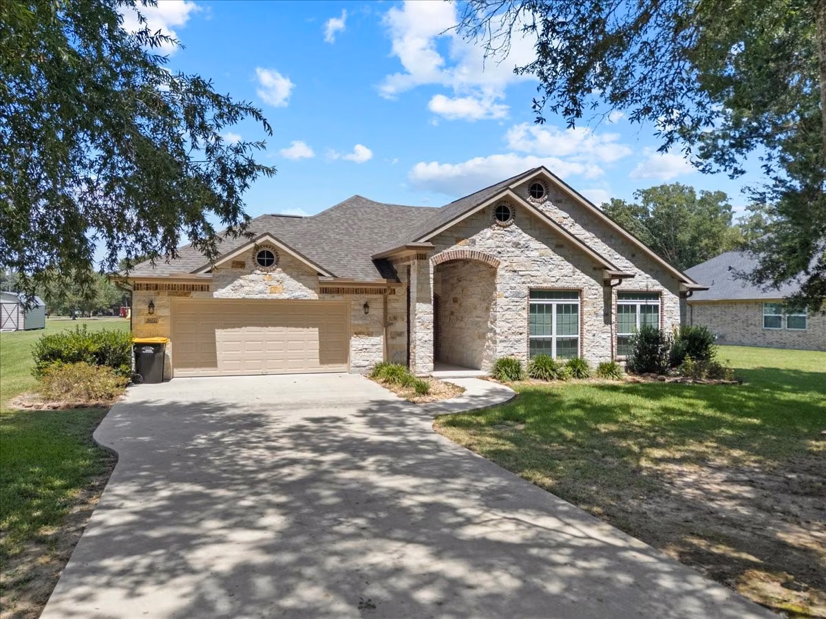 Photo of 607 Oak Street, Anahuac, TX 77514