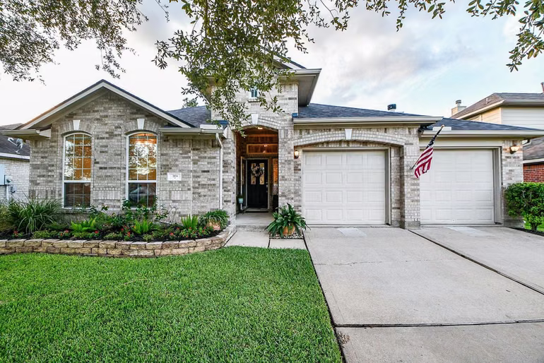 Photo 3 of 2034 Creek Shore Lane, Pearland, TX