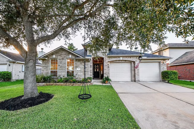 Photo 5 of 2034 Creek Shore Lane, Pearland, TX