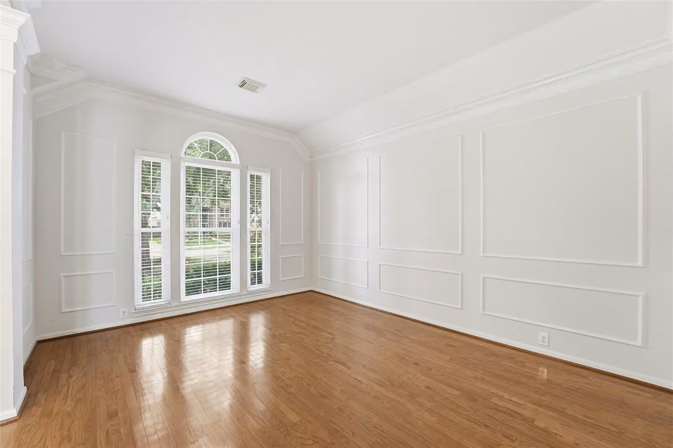 Photo 4 of 8027 Summer Brook Court, Sugar Land, TX