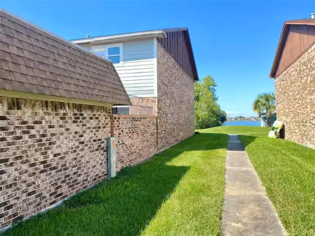 Photo 3 of 8922 Glacier Avenue, Texas City, TX