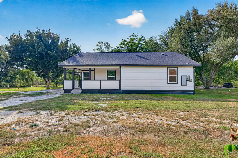 Photo 2 of 4739 Fm 1096 Road, Boling, TX