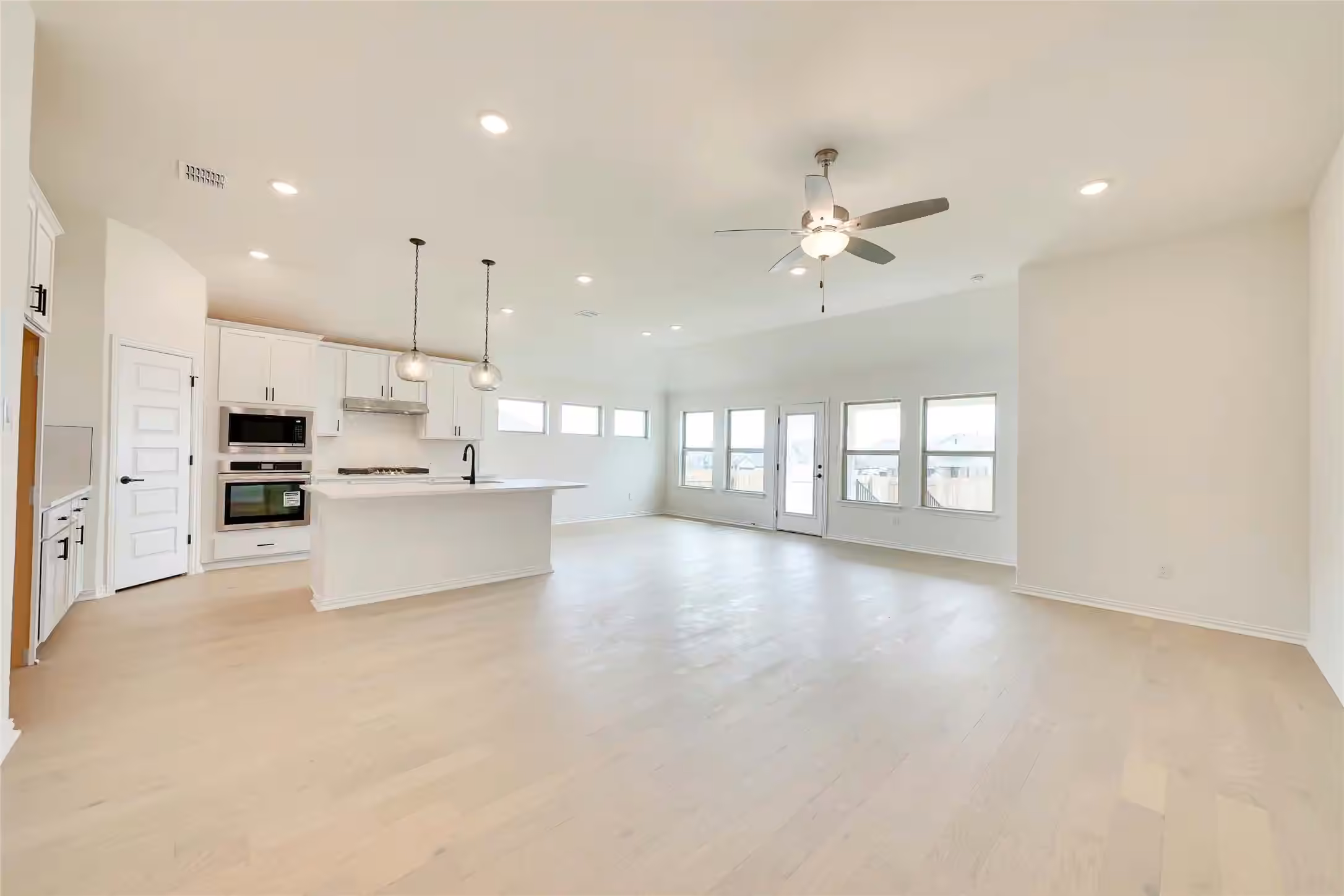 Photo 4 of 21818 Pecan Buff Drive, Waller, TX