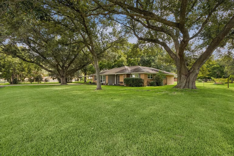 Photo 2 of 12511 Britt Road, Pearland, TX