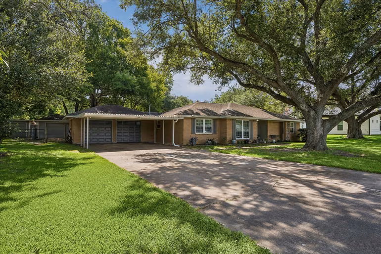 Photo 3 of 12511 Britt Road, Pearland, TX