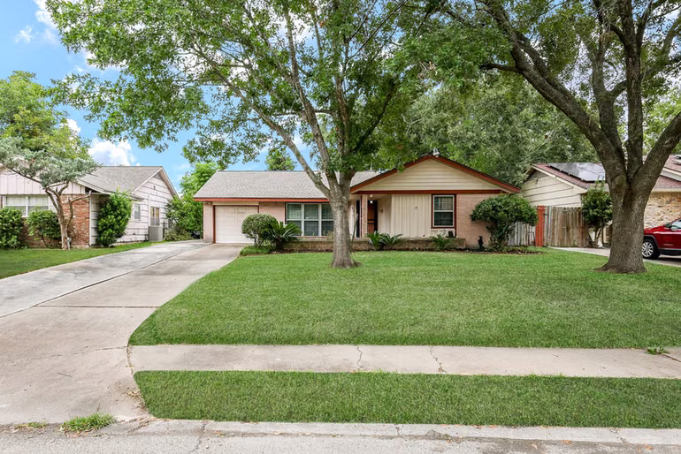 Photo 2 of 6834 Hendon Lane, Houston, TX