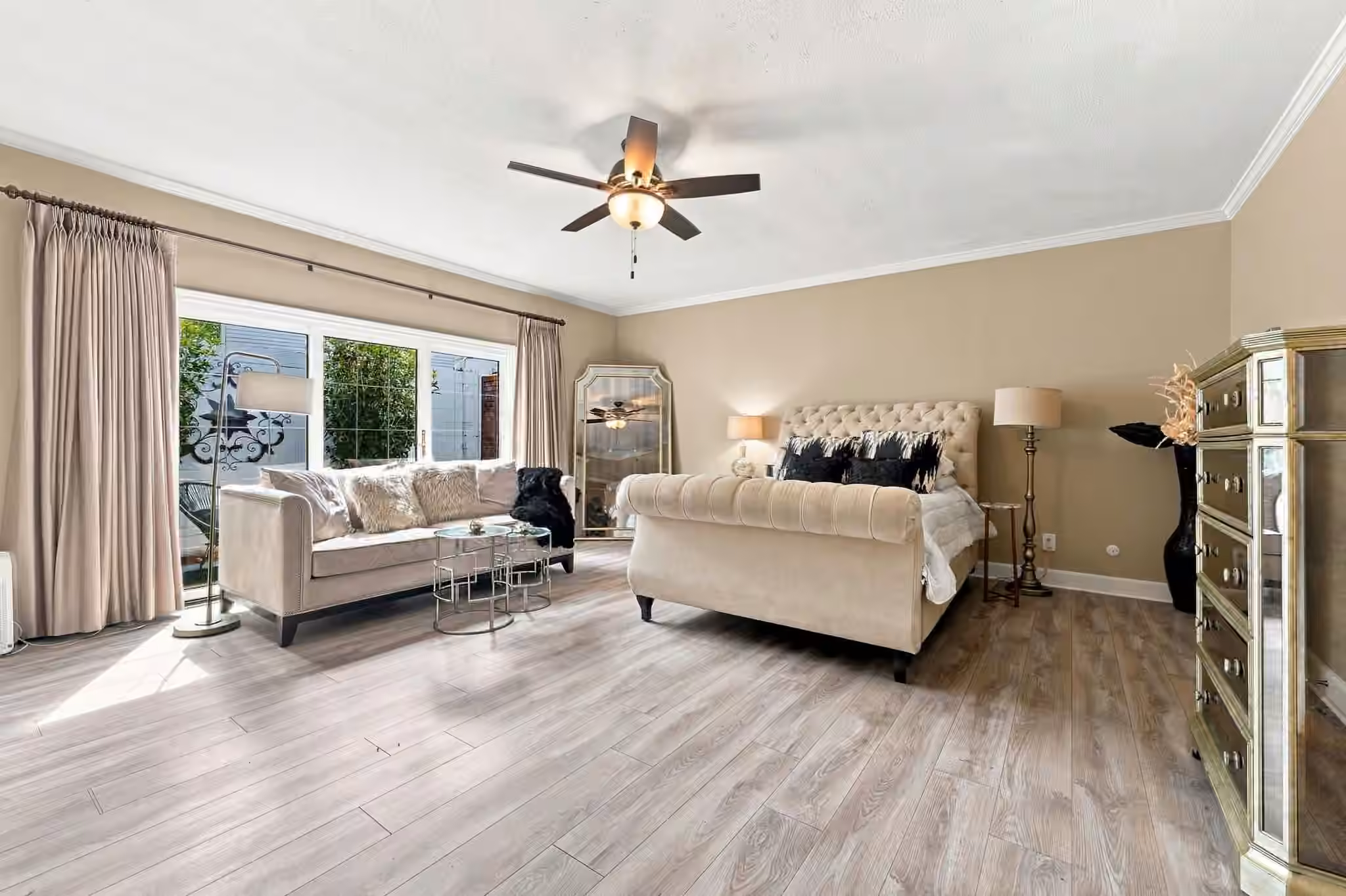 Photo 2 of 419 E Fair Harbor Lane, Houston, TX