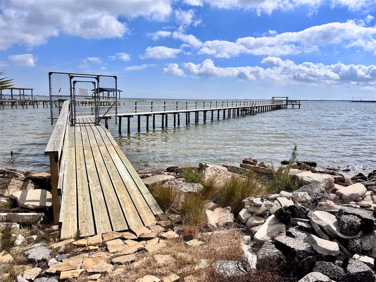 Photo 7 of 2414 Avenue P, San Leon, TX