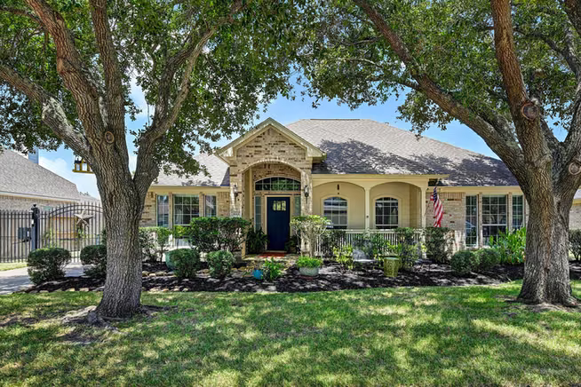 Photo 2 of 933 Mystic Village Lane, Seabrook, TX
