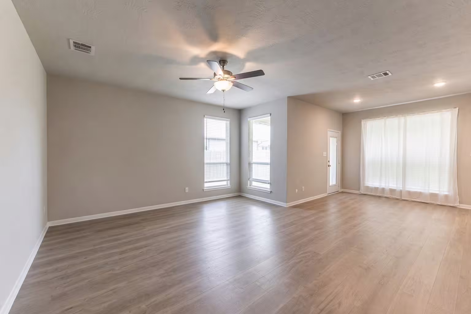 Photo 3 of 104 Laurel Oak Drive, Huntsville, TX