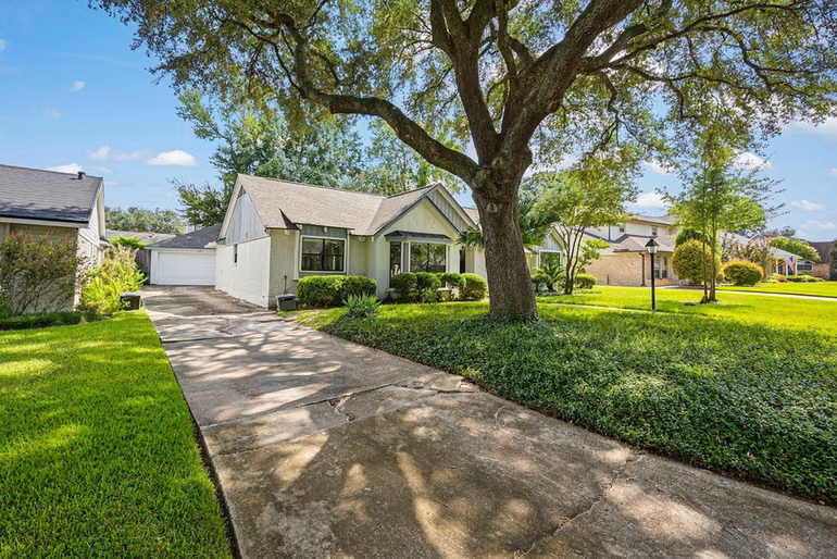 Photo 5 of 12523 Honeywood Trail, Houston, TX
