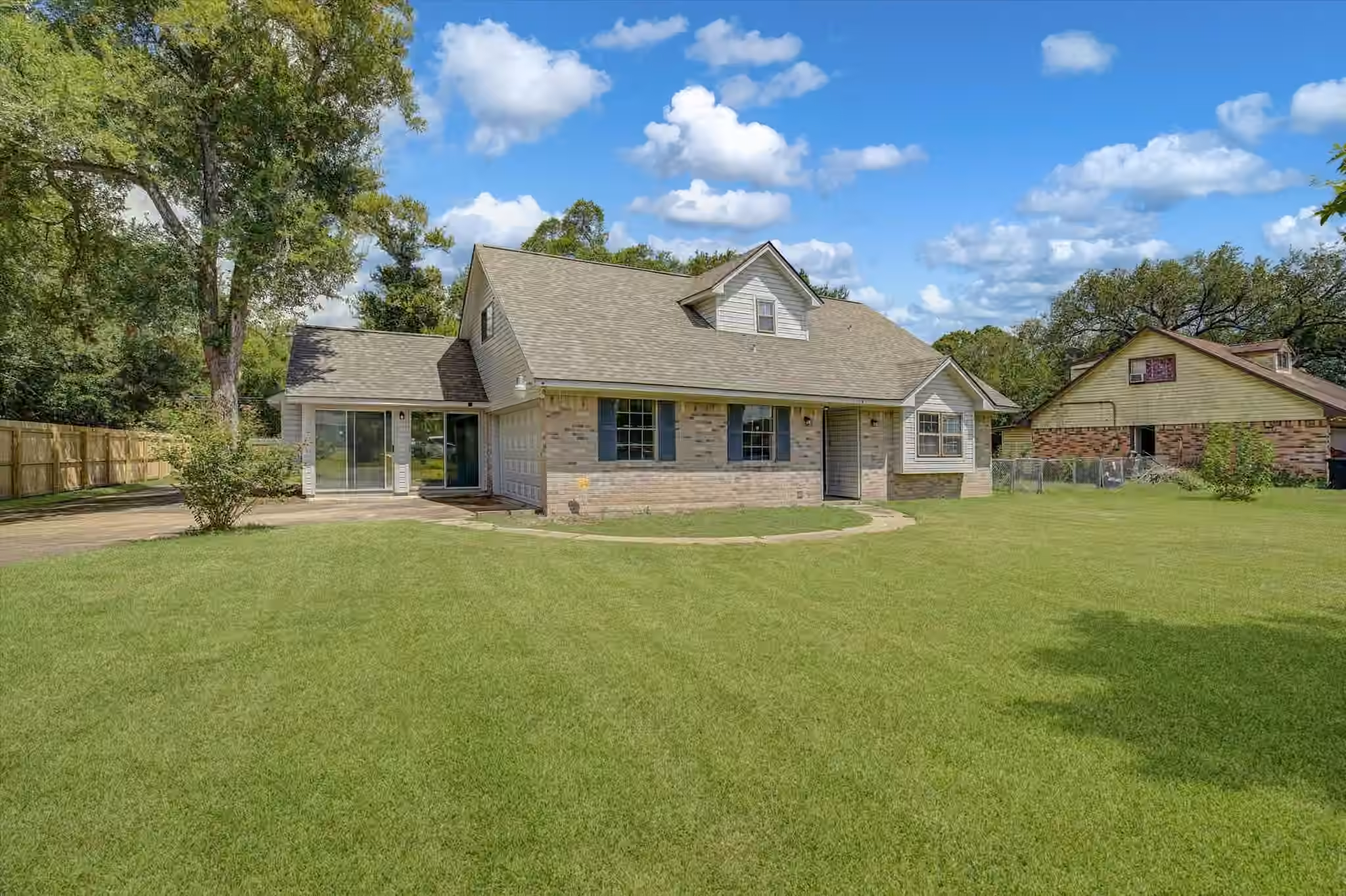 Photo 3 of 110 Mockingbird Lane, Clute, TX