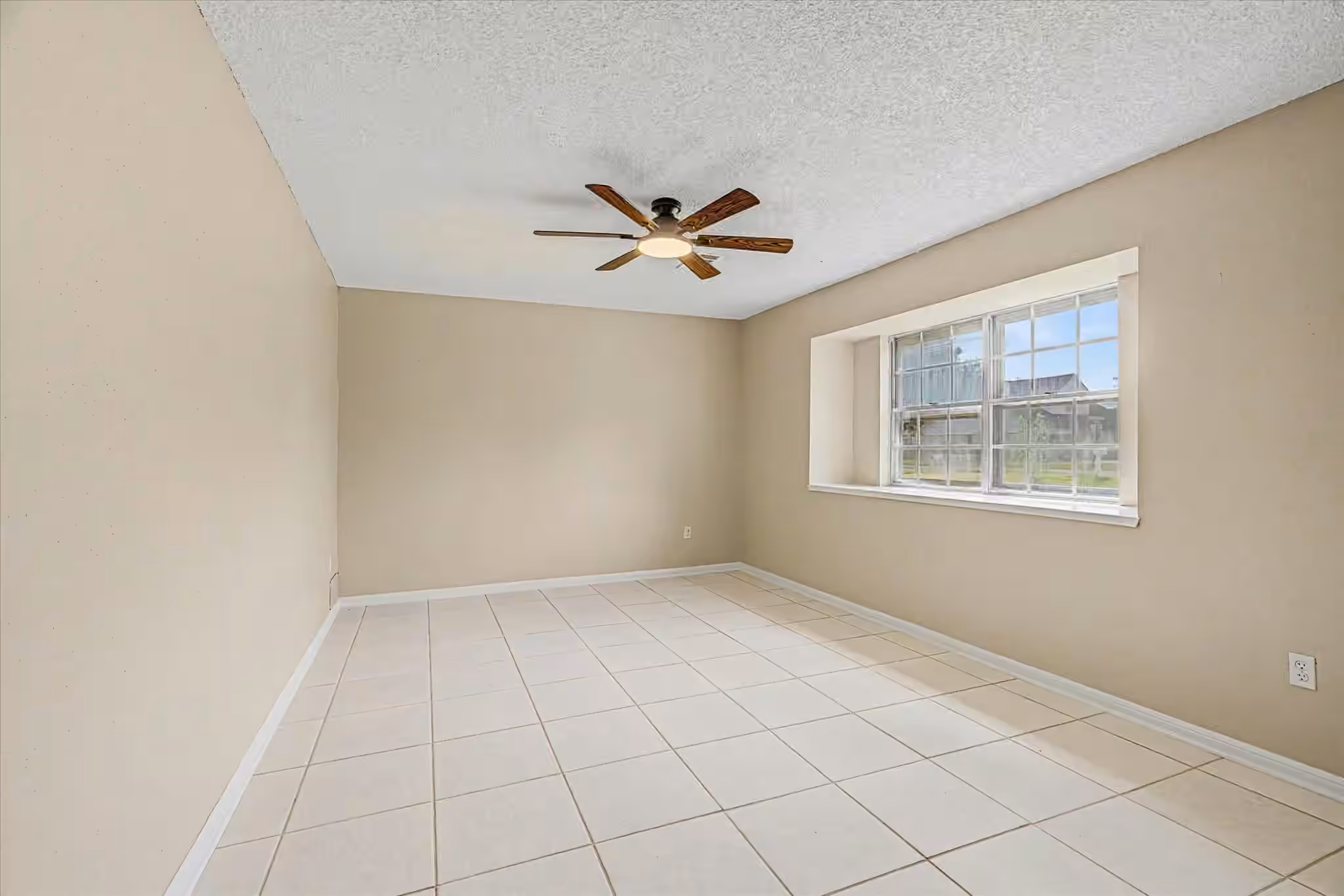 Photo 6 of 110 Mockingbird Lane, Clute, TX