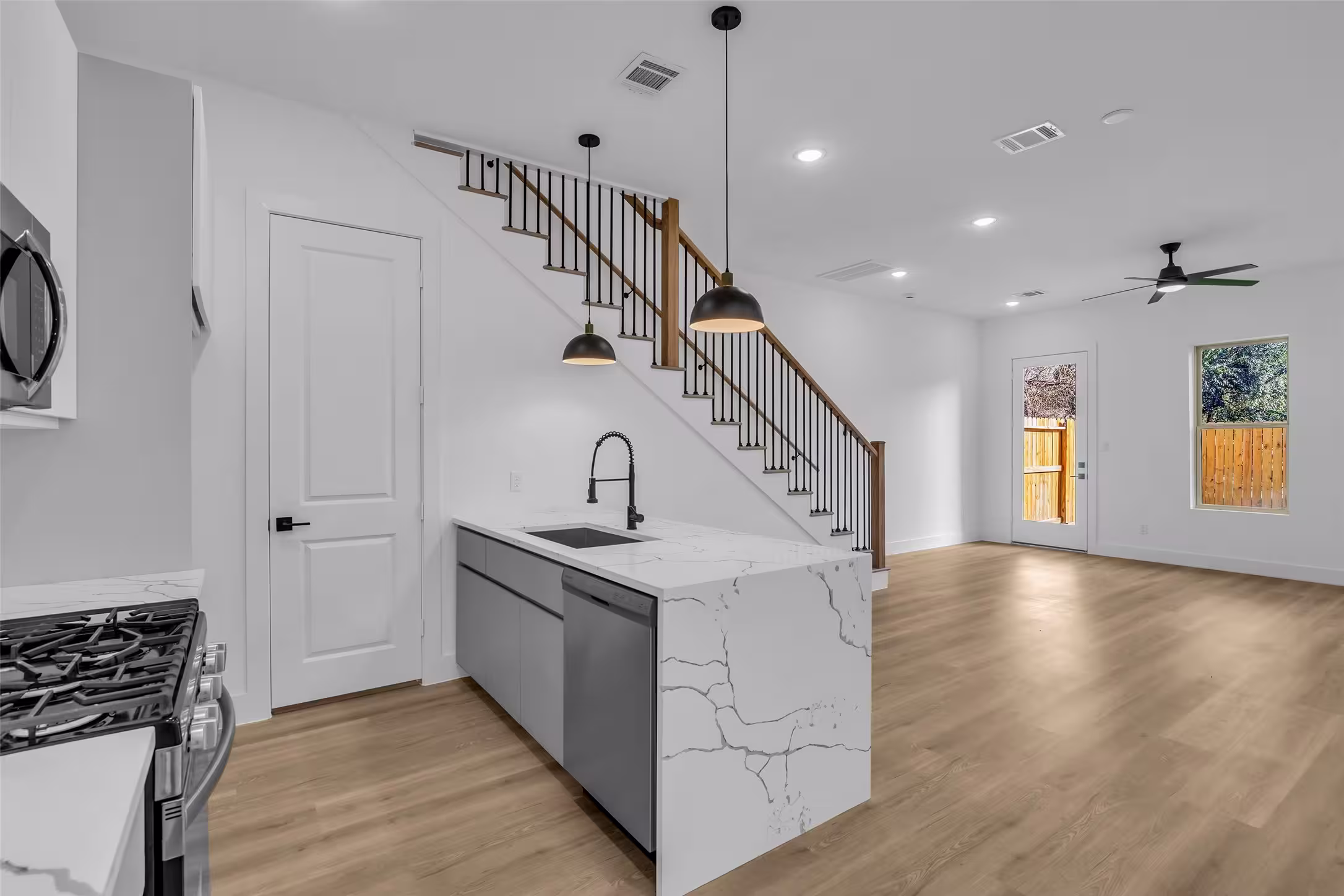 Photo 3 of 1506 Griffin Street, Houston, TX