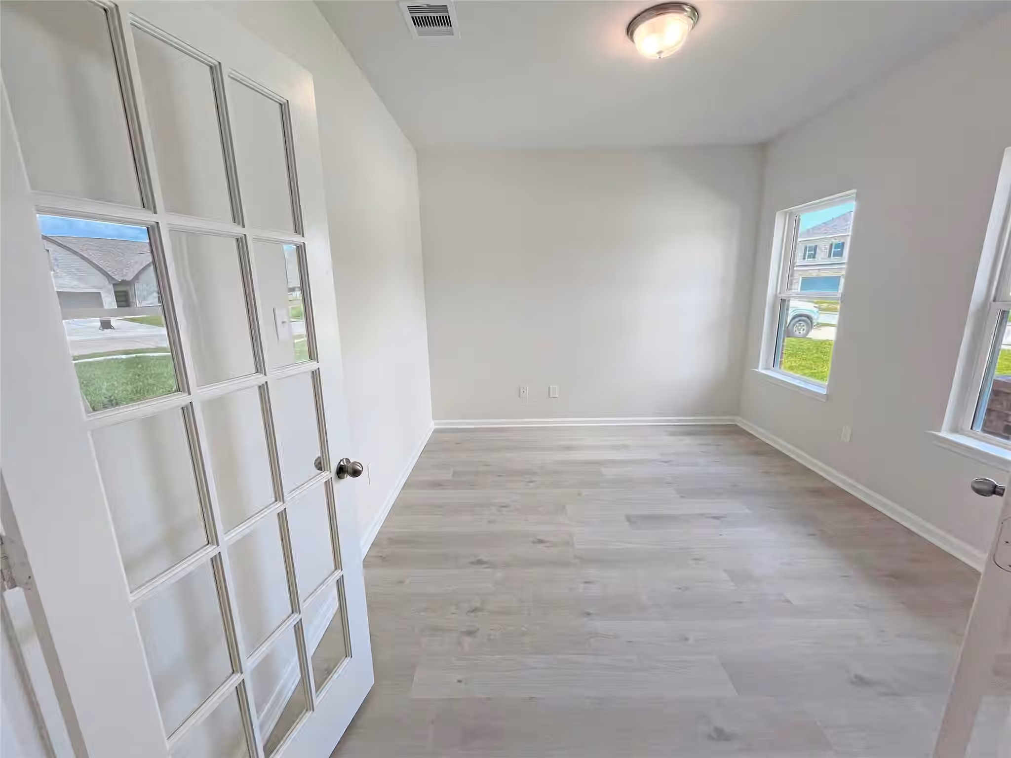 Photo 3 of 6010 Royal Palm Drive, Manvel, TX